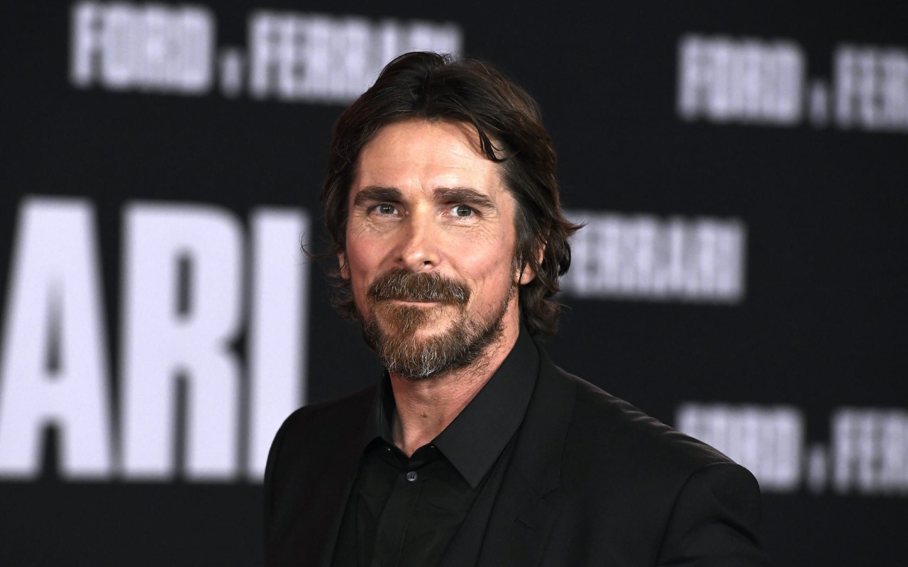 Актер Кристиан Бэйл в черном костюме