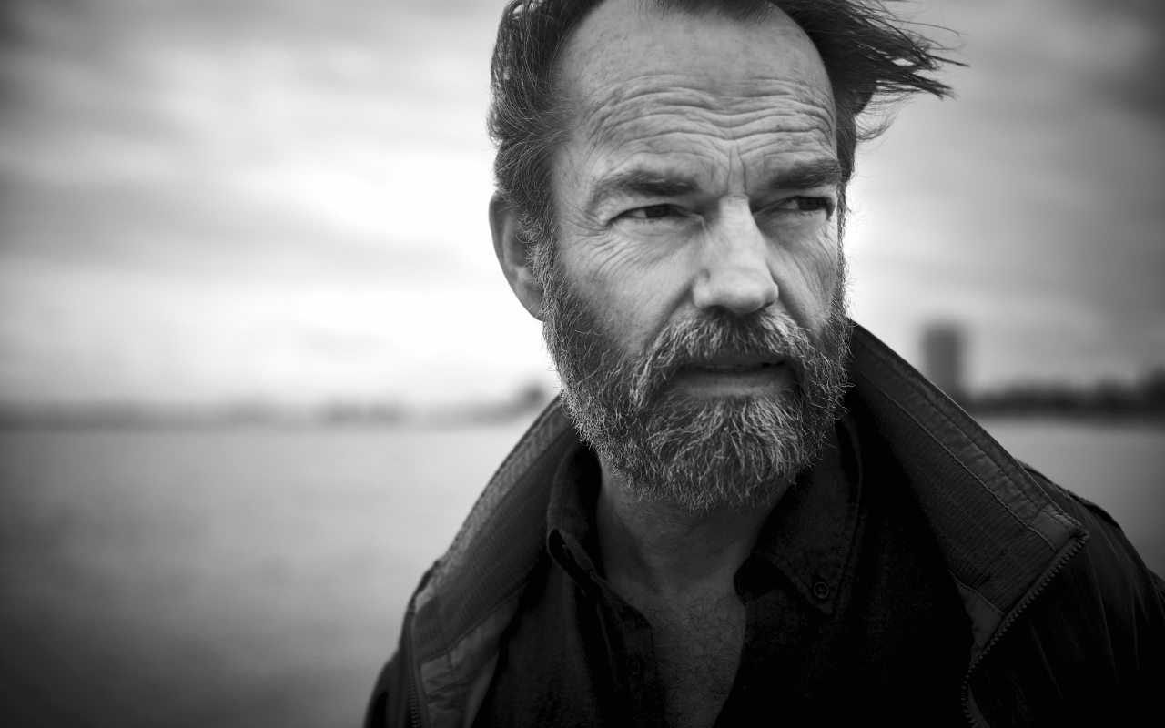 Актер Хьюго Уивинг в черной куртке