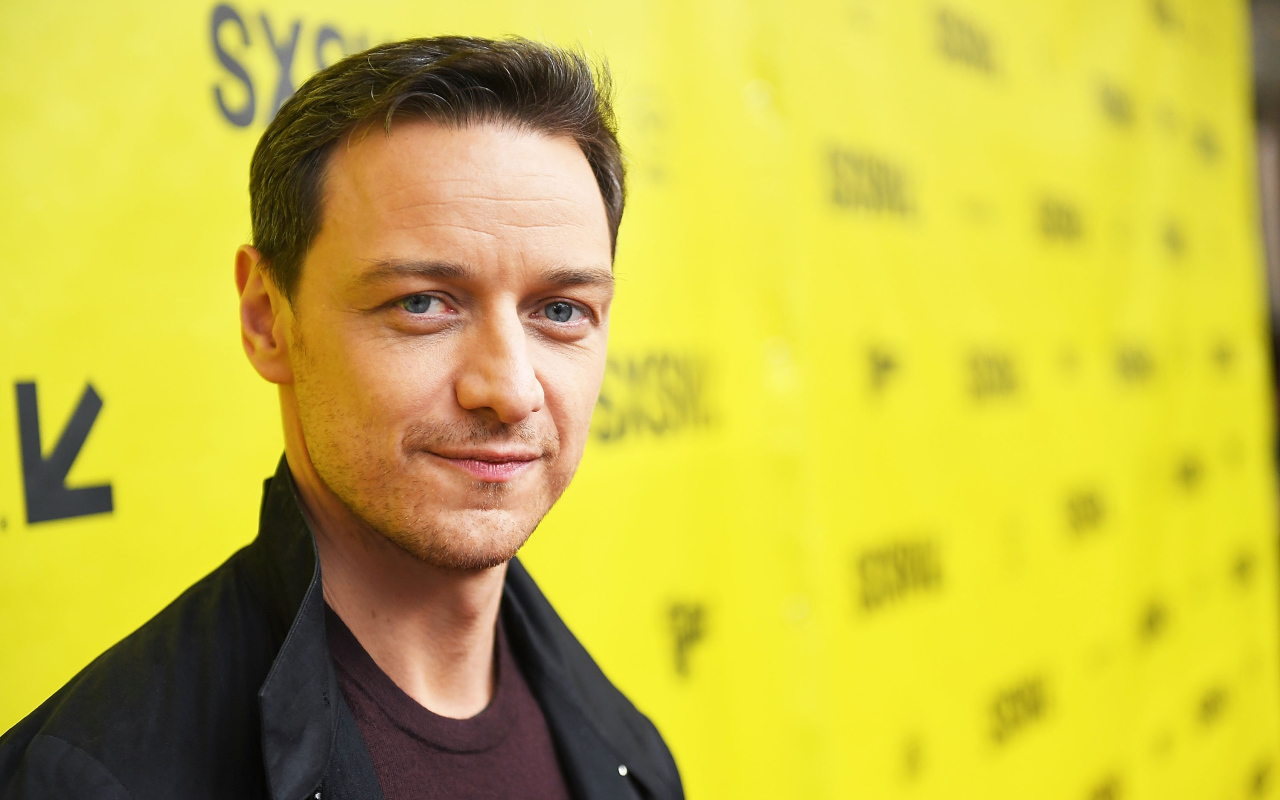 Актер Джеймс МакЭвой на желтом фоне