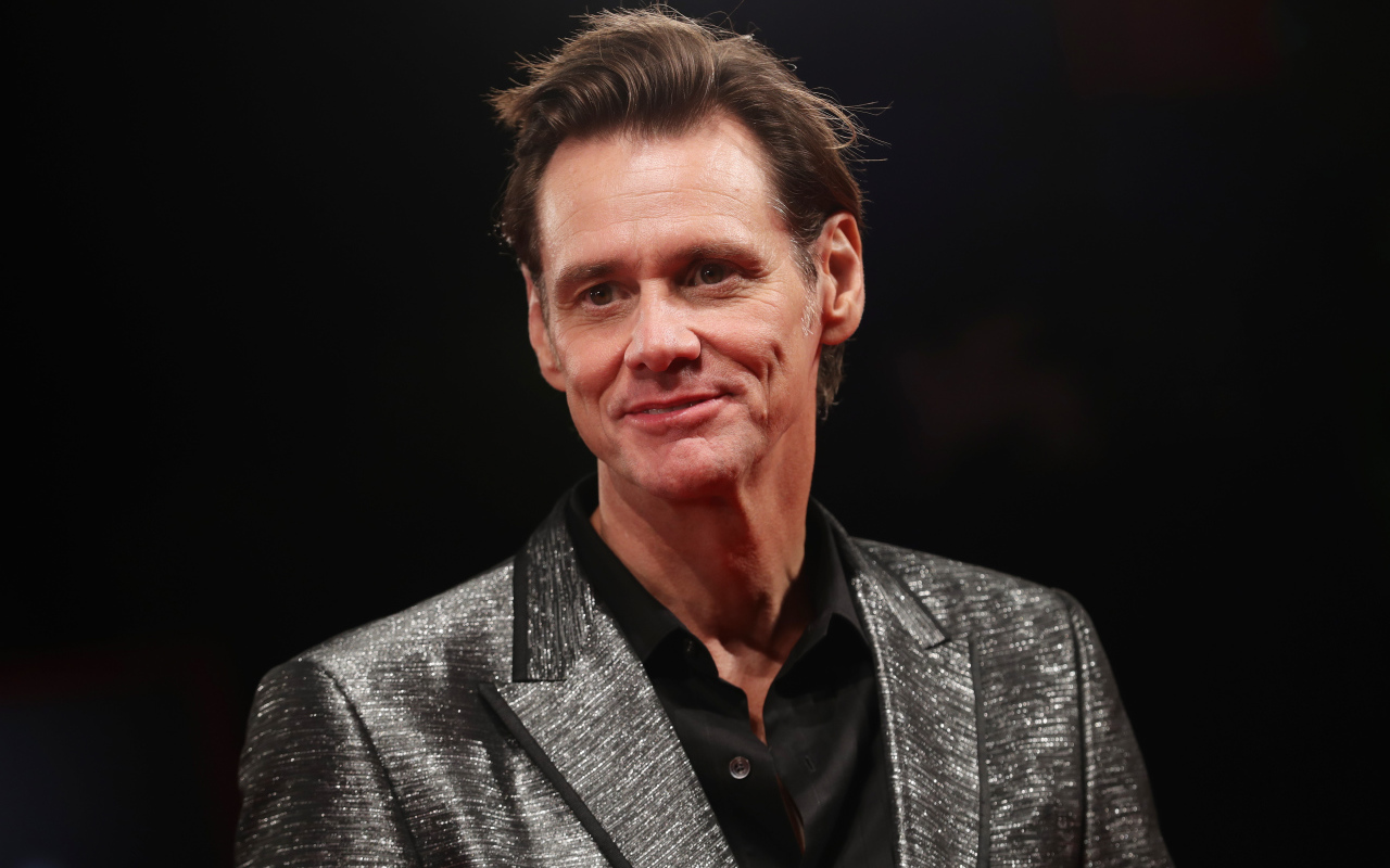 Актер Джим Керри в блестящем костюме