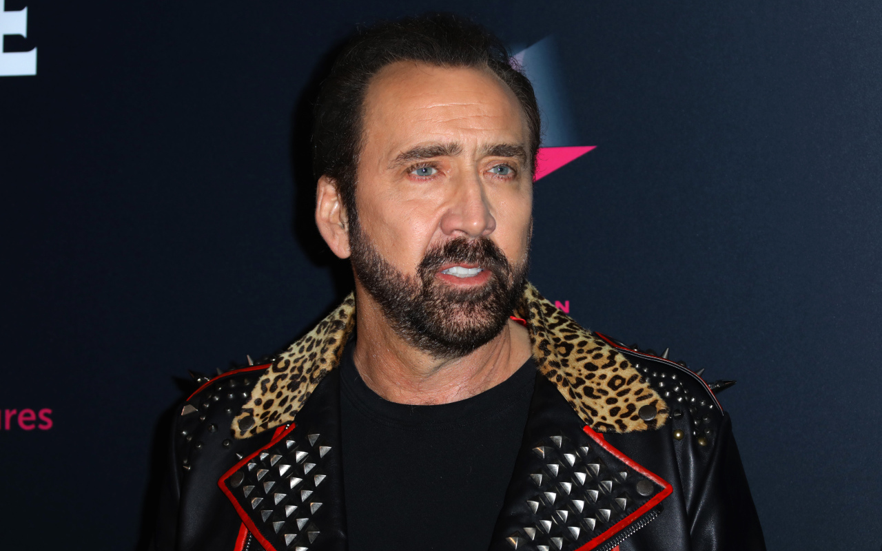 Голубоглазый актер Николас Кейдж в кожаной куртке