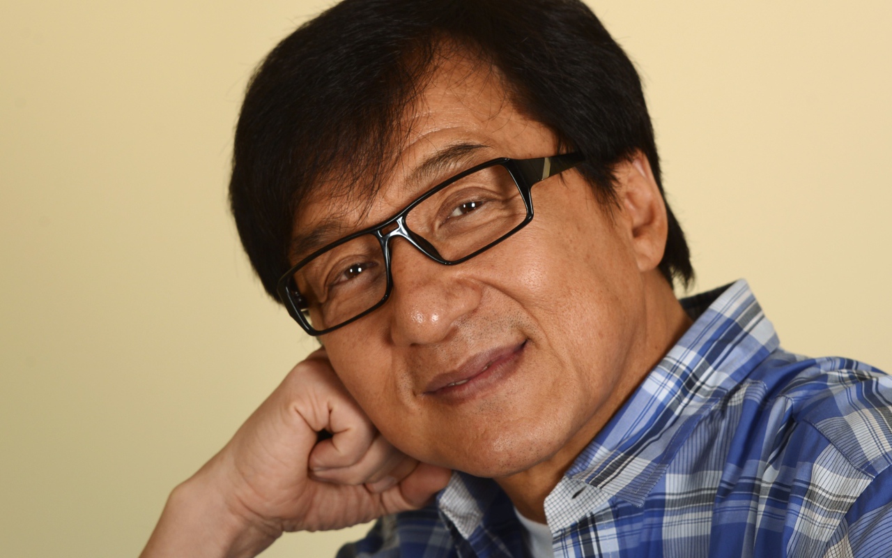 Легендарный актер Джеки Чан в очках