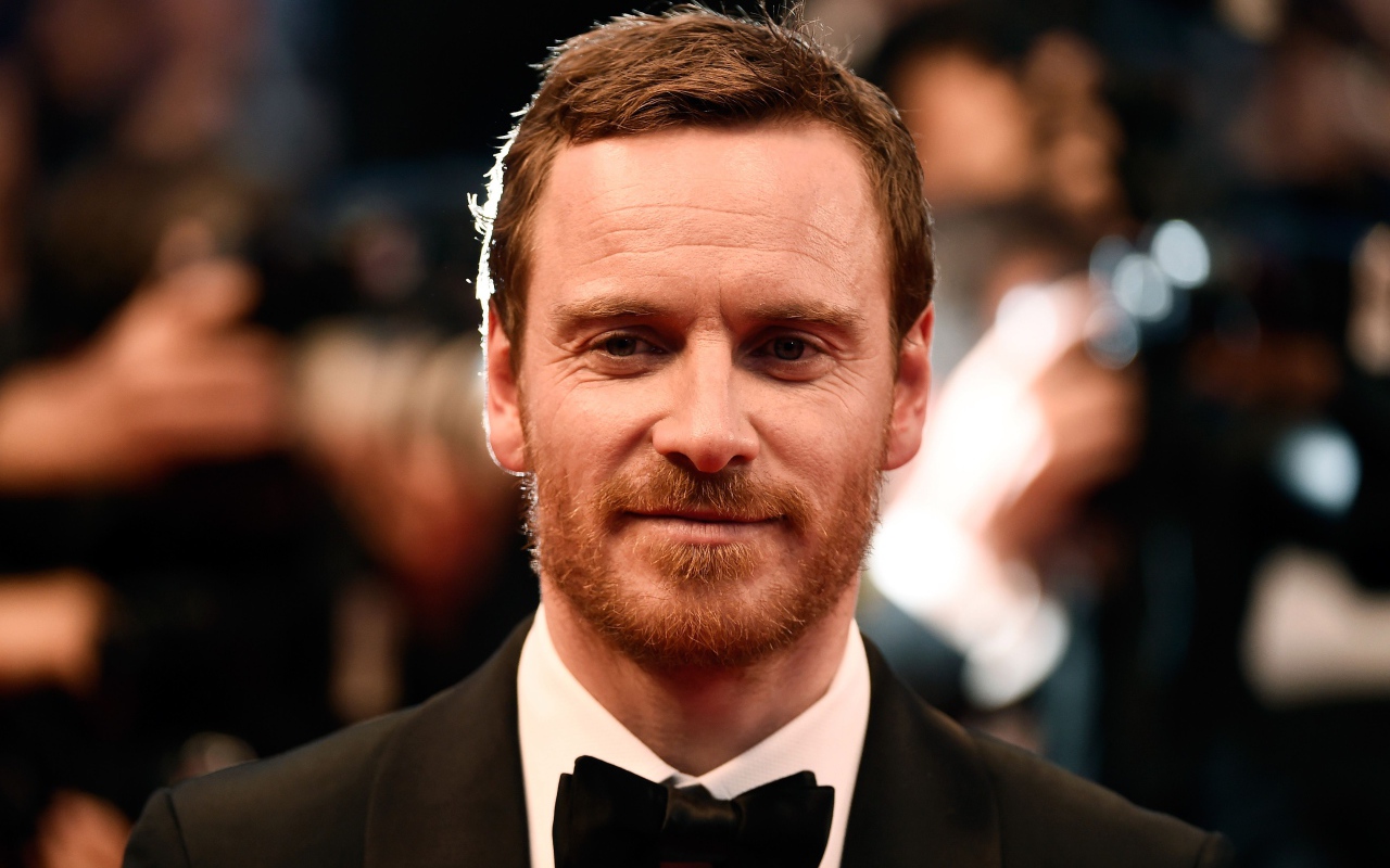 Стильный мужчина актер Майкл Фассбендер