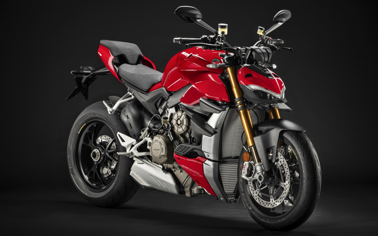 Мотоцикл Ducati V4 Streetfighter, 2021 года на сером фоне