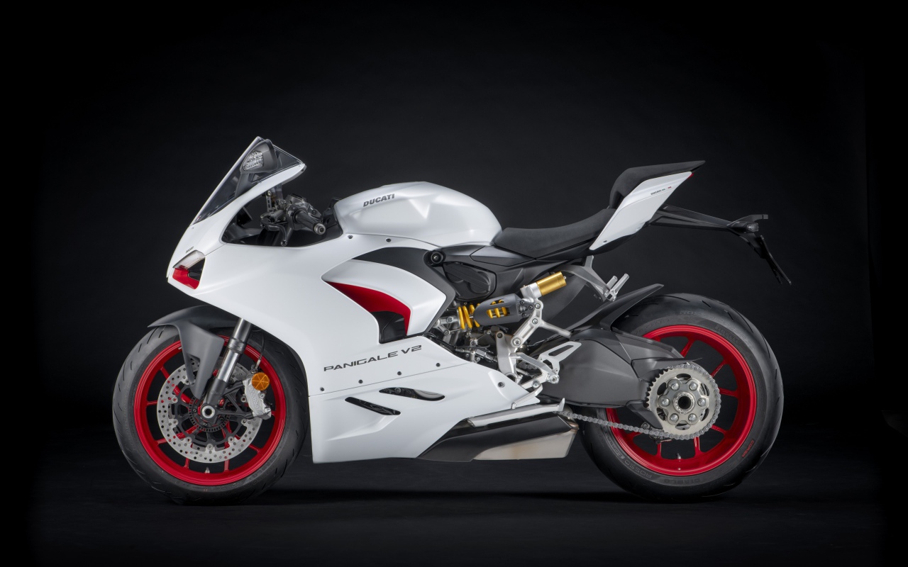 Белый мотоцикл Ducati Panigale v2 на черном фоне