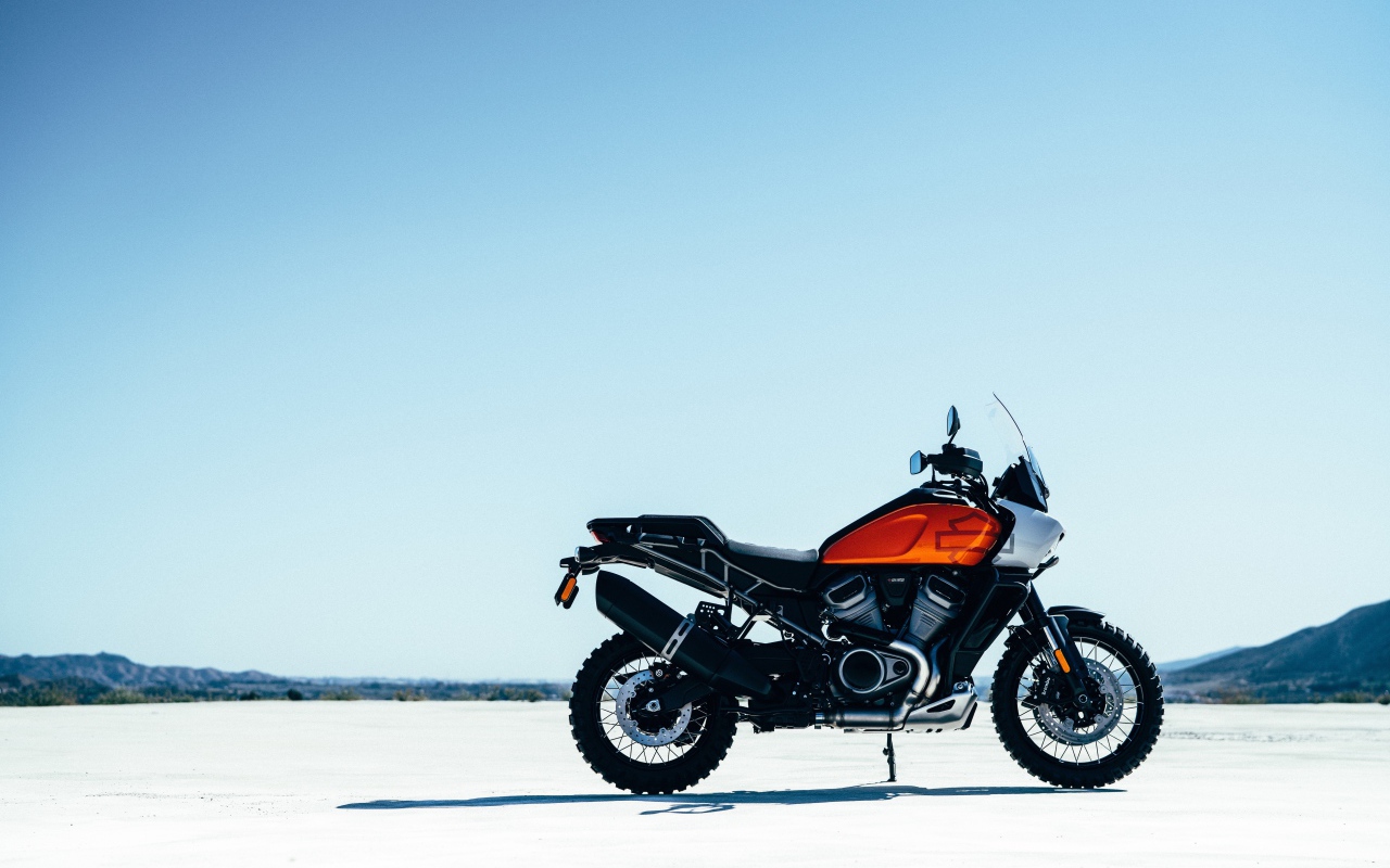 Новый стильный мотоцикл Harley-Davidson Pan America, 2021 года на фоне неба