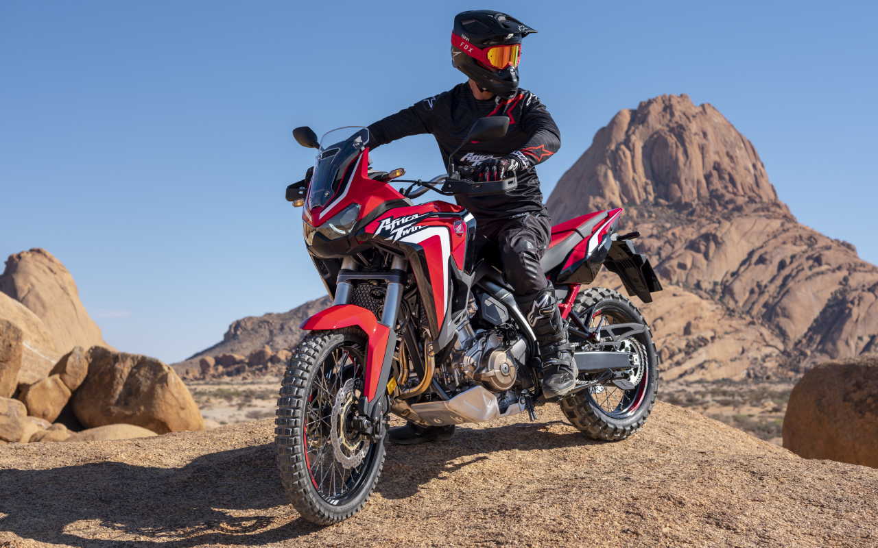 Красный спортивный мотоцикл Honda CRF1100L Africa Twin, 2021 года на бездорожье
