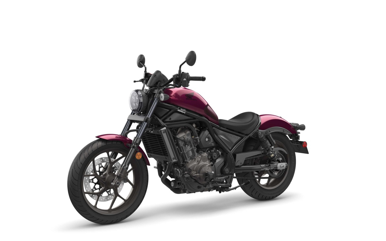 Мотоцикл Honda CMX1100 REBEL на белом фоне