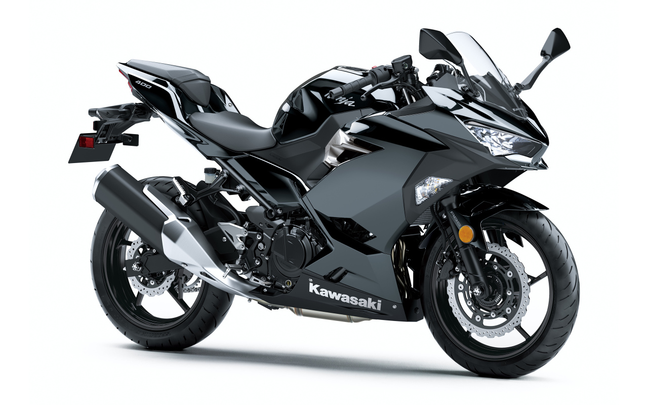 Большой мотоцикл Kawasaki Ninja 400 на белом фоне
