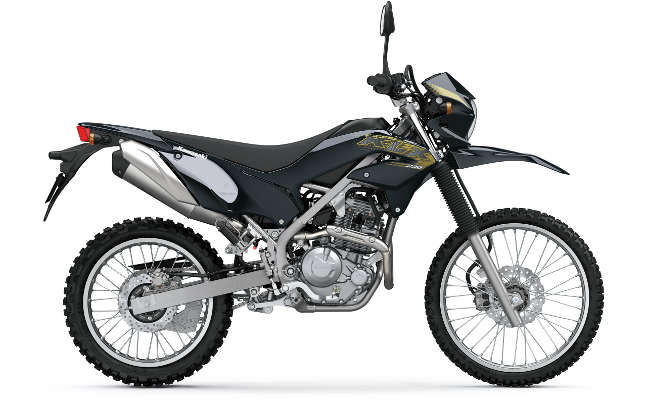 Гоночный мотоцикл Kawasaki KLX230 на белом фоне