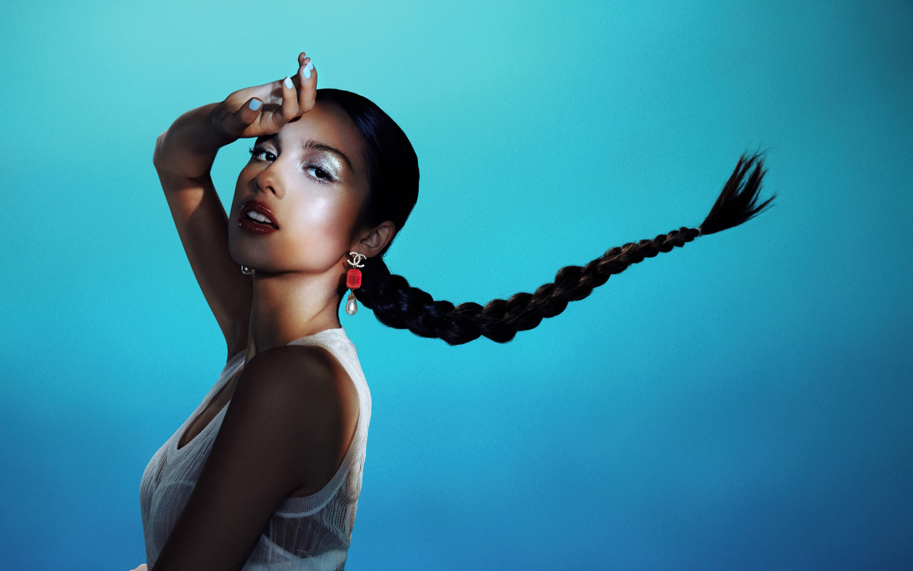 Американская певица Оливия Родриго на голубом фоне