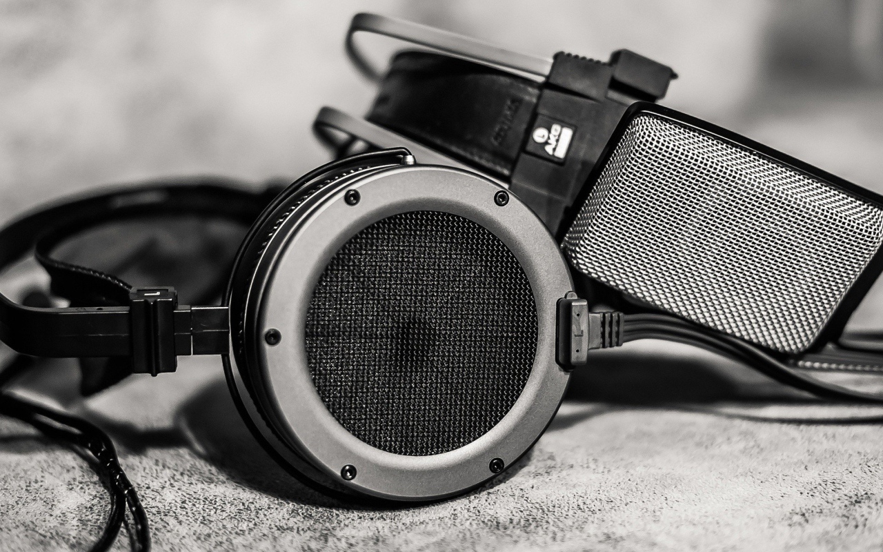 Черные наушники и студийный микрофон