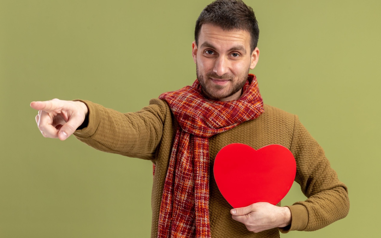 Мужчина с красным сердцем в руке 