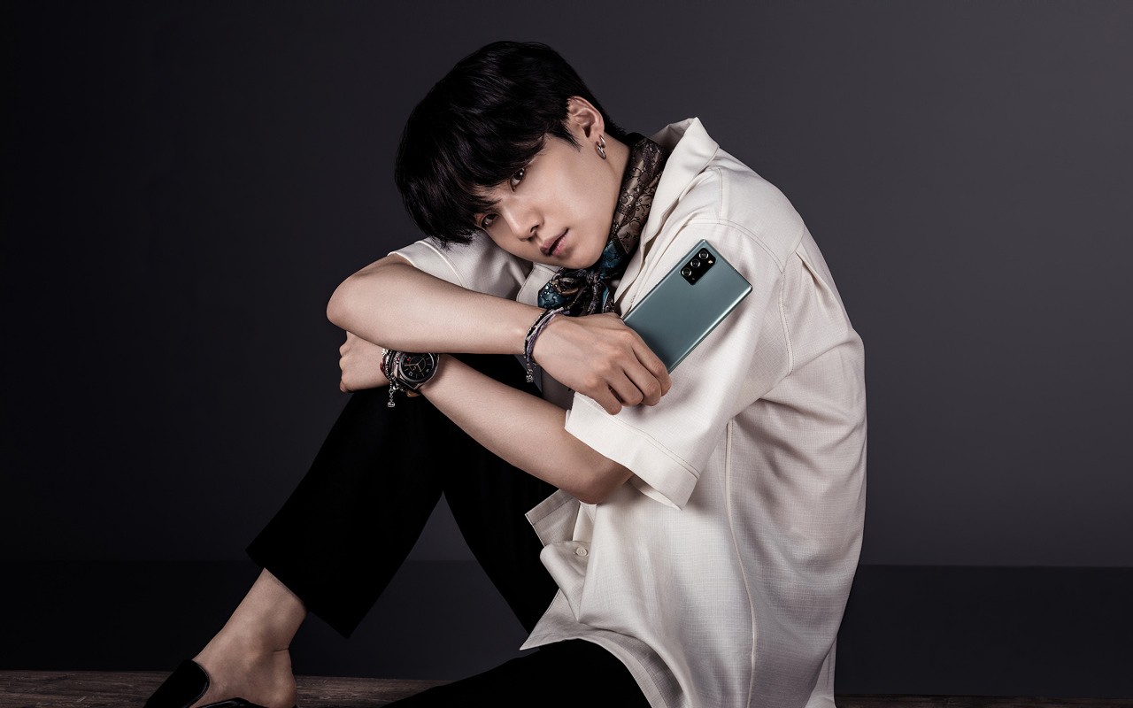 Участник группы BTS Suga на сером фоне