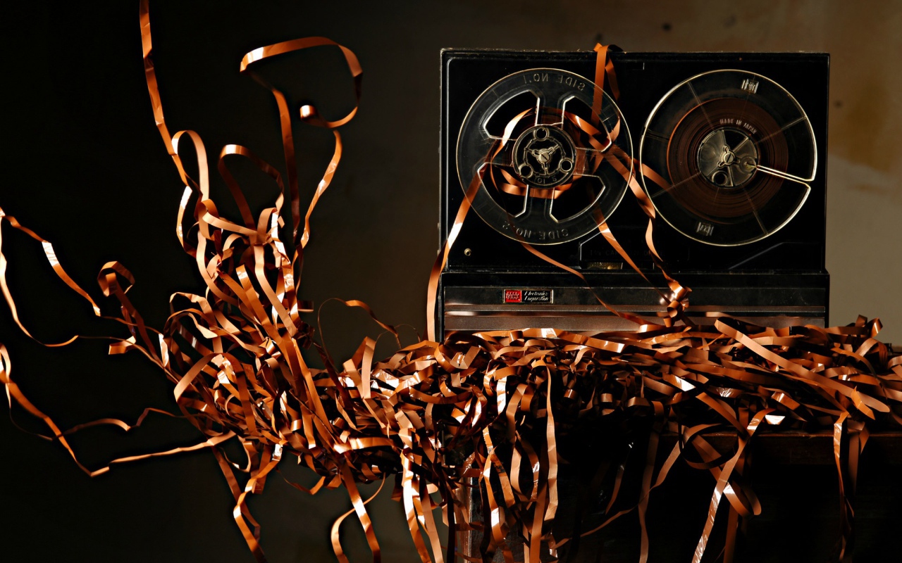 Старый бобинный магнитофон с лентой