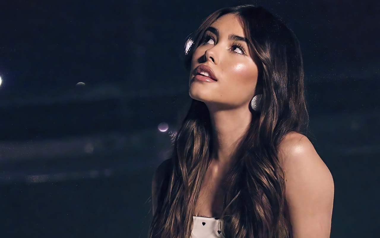 Певица Мэдисон Бир смотрит в сторону