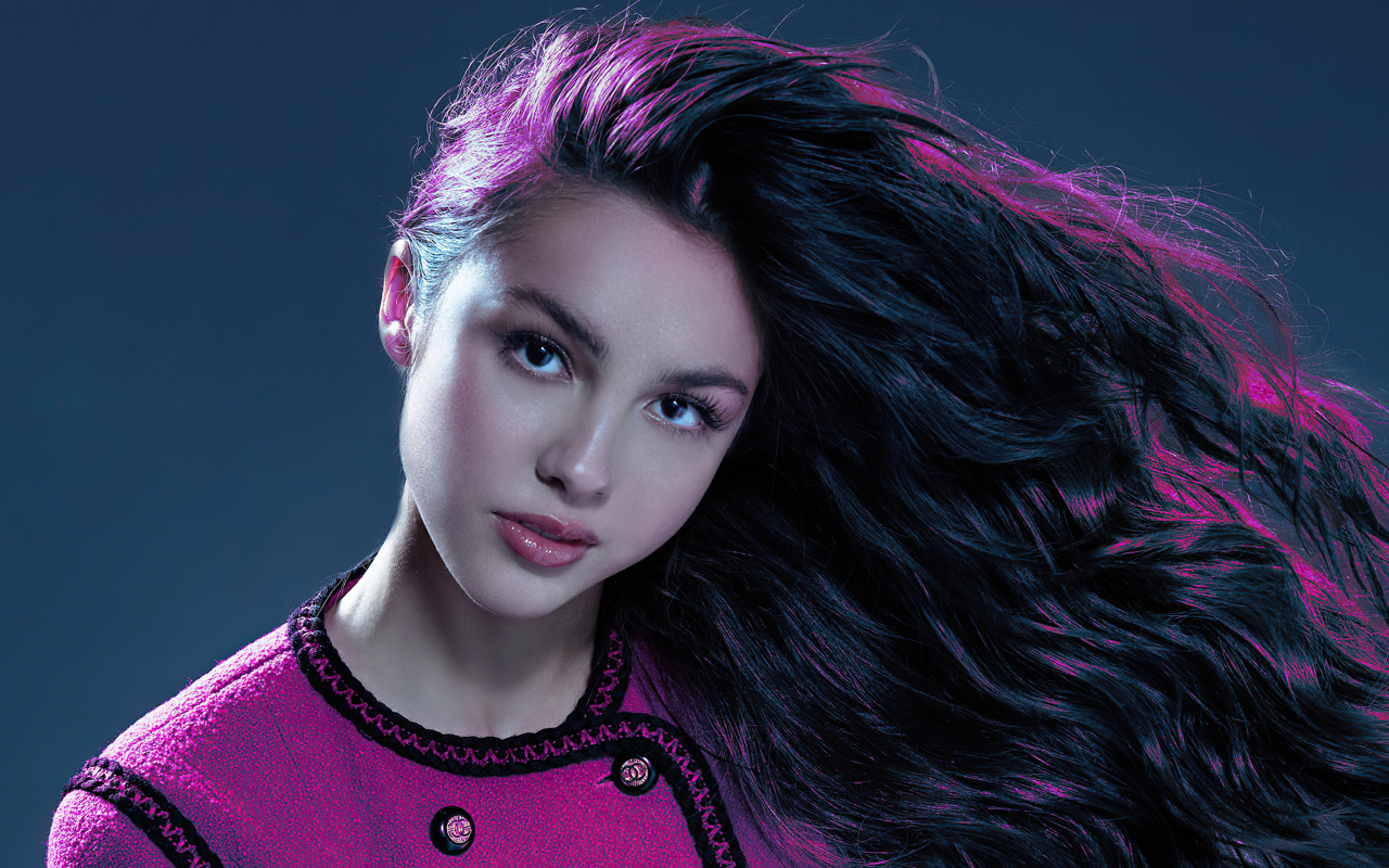 Длинные волосы у певицы Оливия Родриго