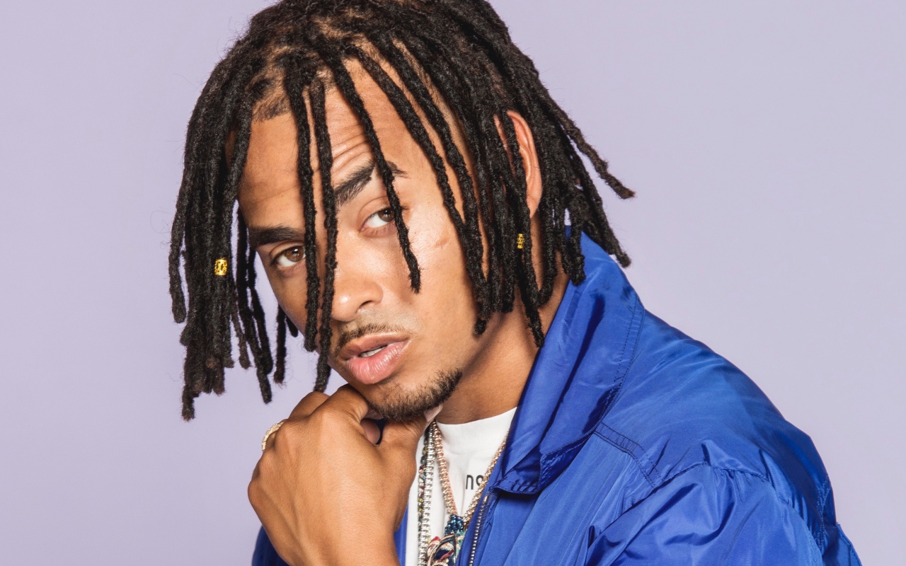 Певец Осуна на сером фоне