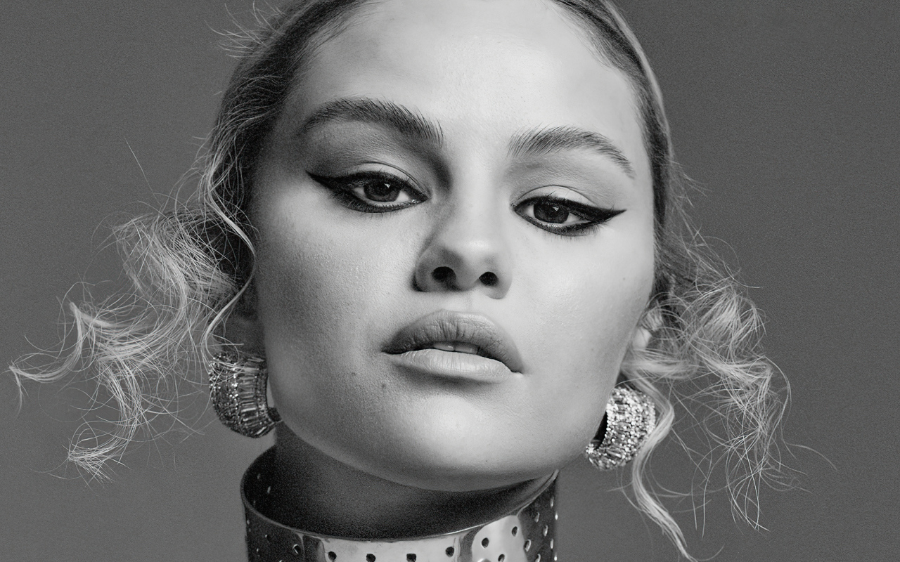 Лицо певицы Селена Гомес на сером фоне