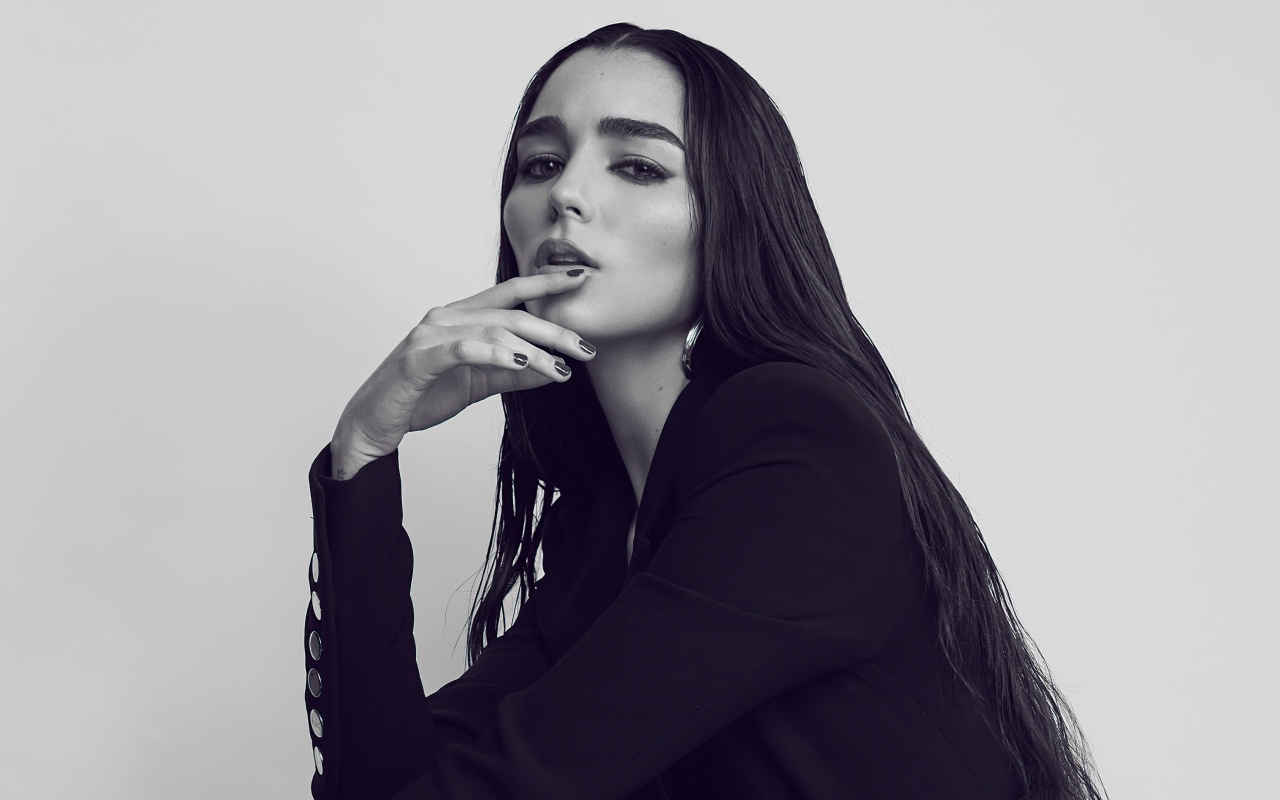 Молодая певица Индиана Массара в черном наряде