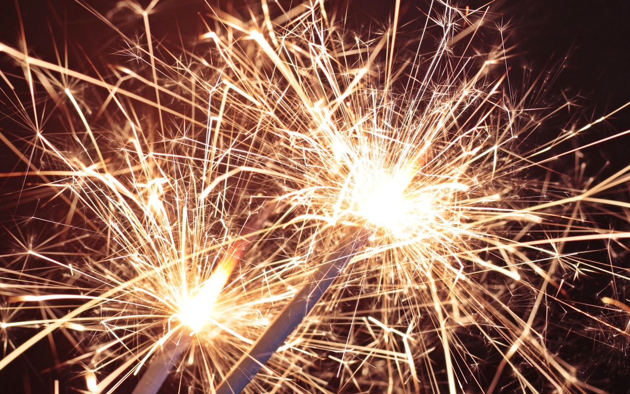 Зажженные бенгальские огни крупным планом 