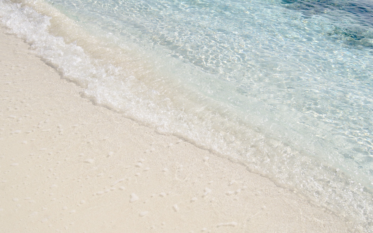 Чистая вода на белом морском песке