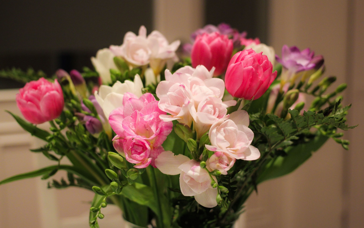 Красивый нежный весенний букет в вазе