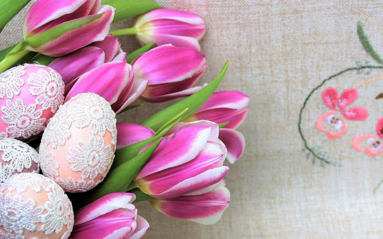 Кружевные пасхальные яйца с тюльпанами