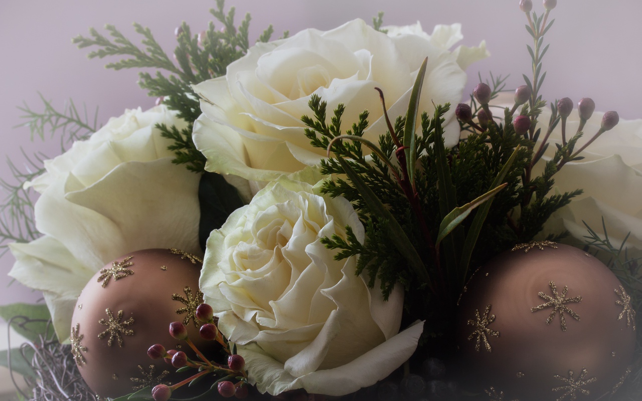 Белые розы с шариками и зелеными листьями 