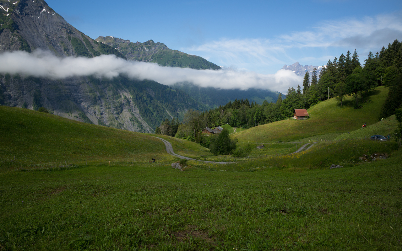 Швейцарские альпы в белых облаках 
