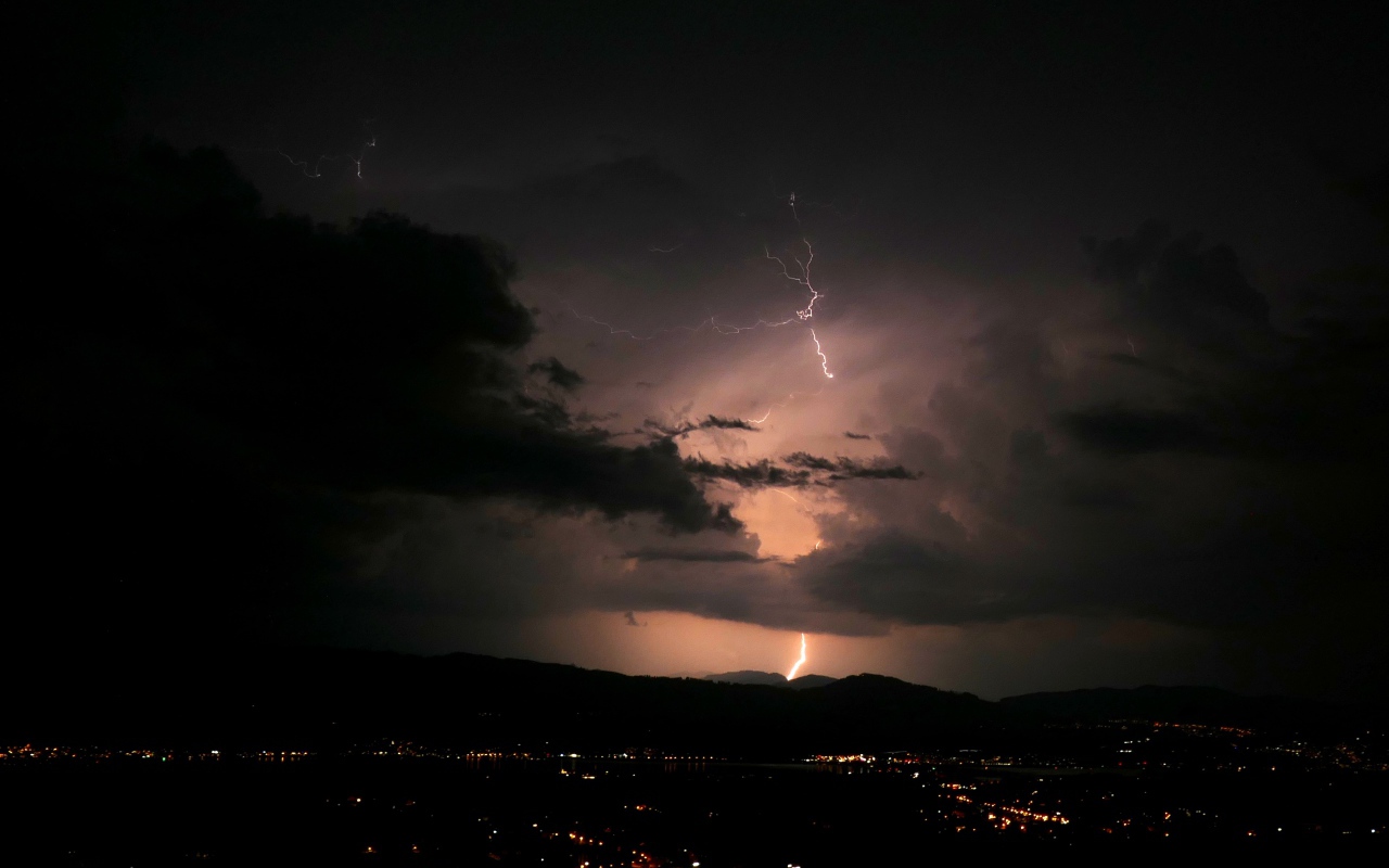 Яркое грозовое небо с молнией 
