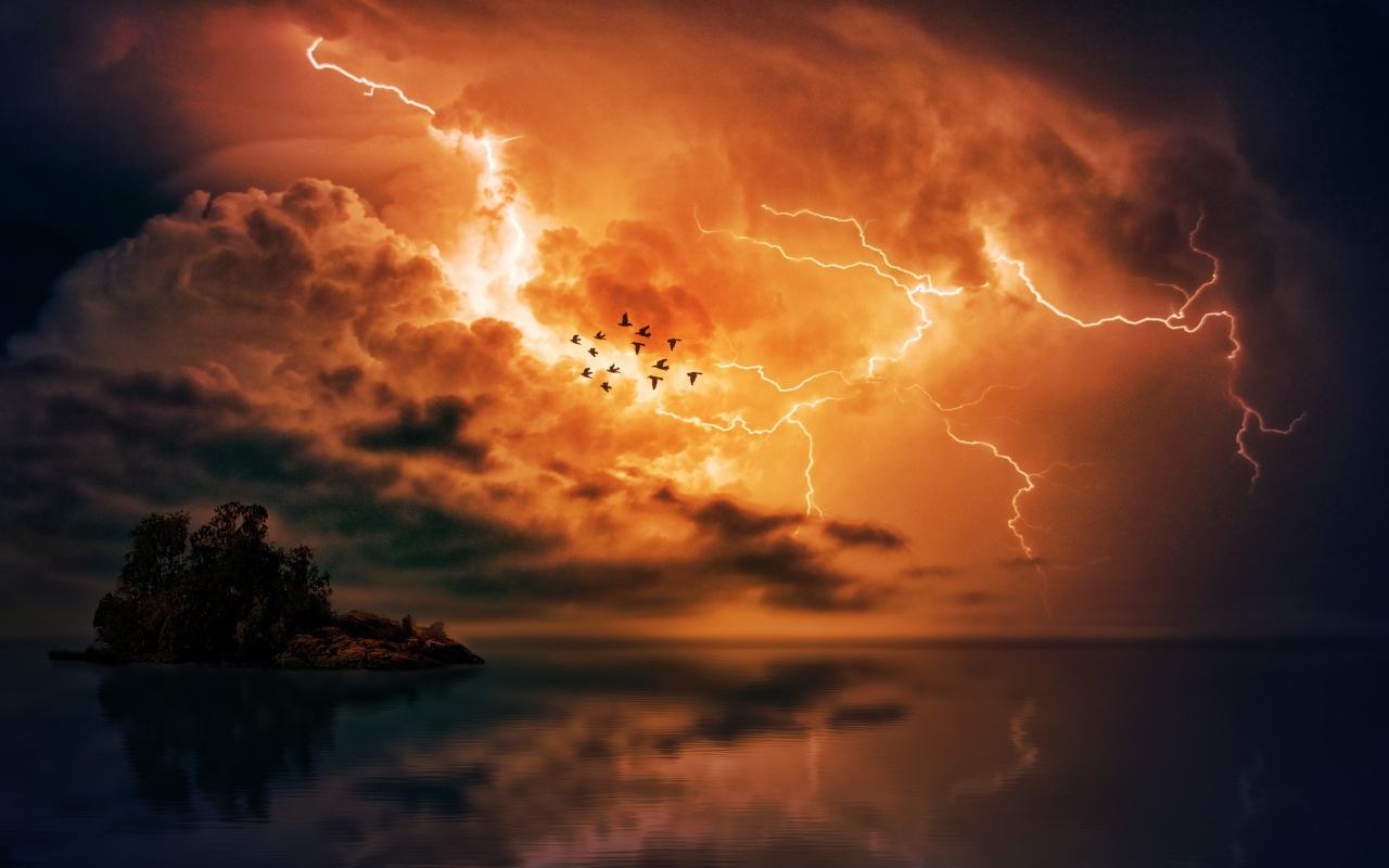 Красное грозовое небо пронзила молния