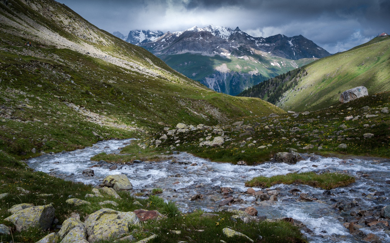 Быстрая горная река протекает между горами 