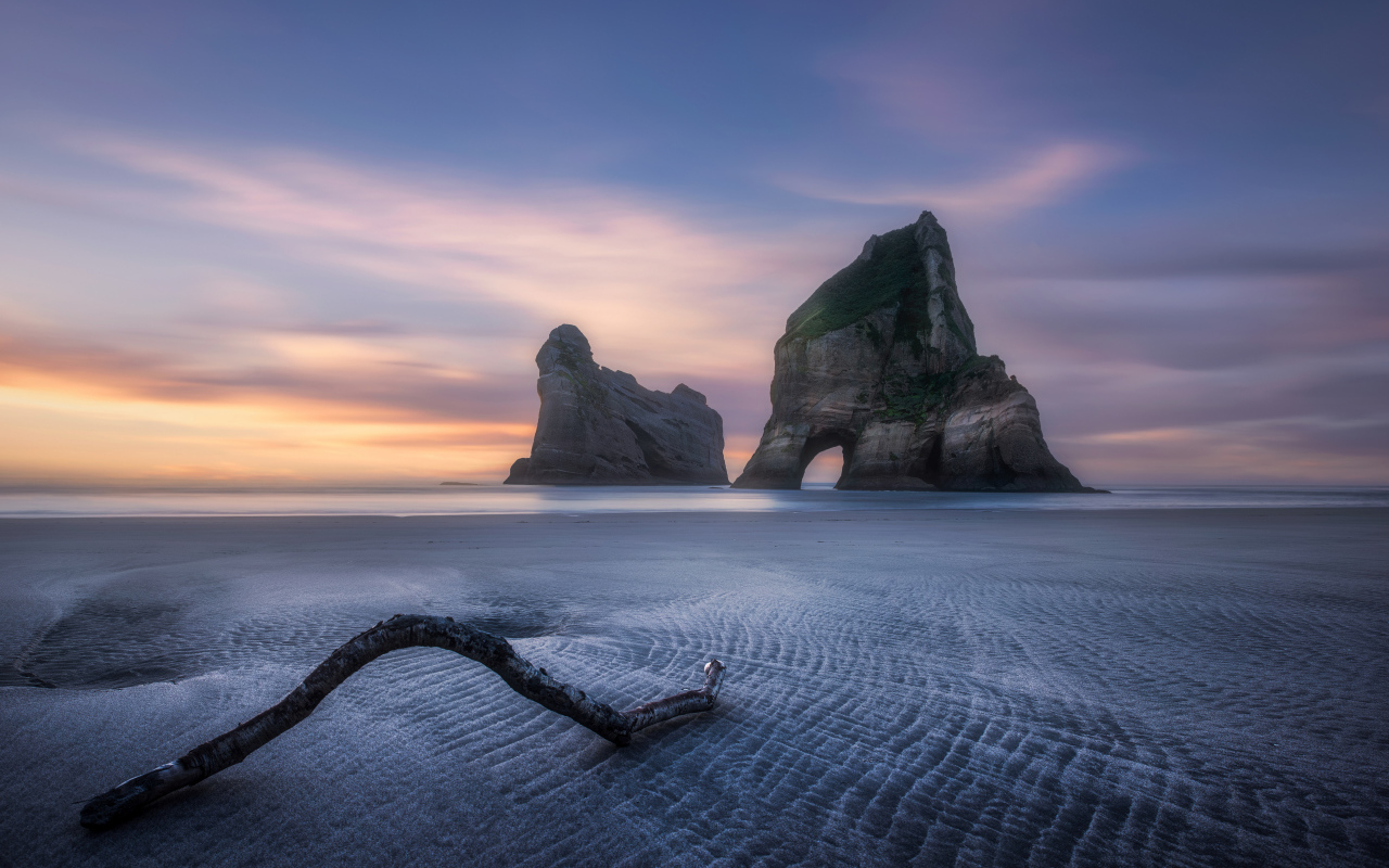 Скалы посреди заледеневшего озера