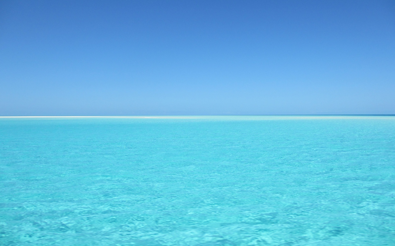 Нежная голубая гладь моря уходит в горизонт 