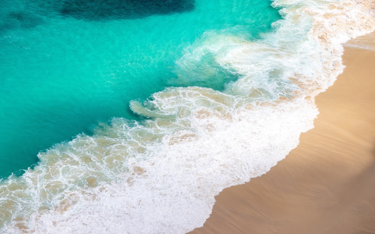 Вид сверху на белые волны прибоя 