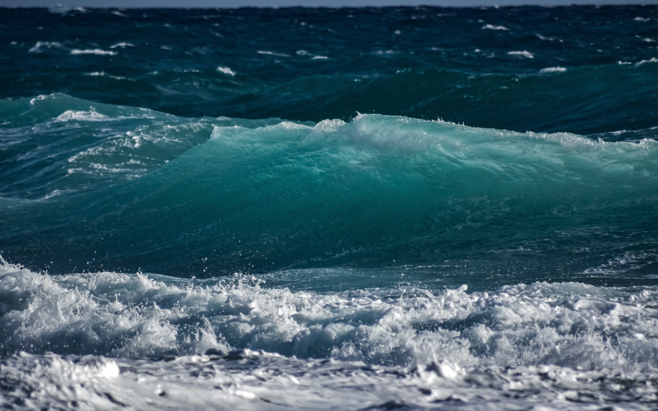 Волны с белой пеной поднимаются в море