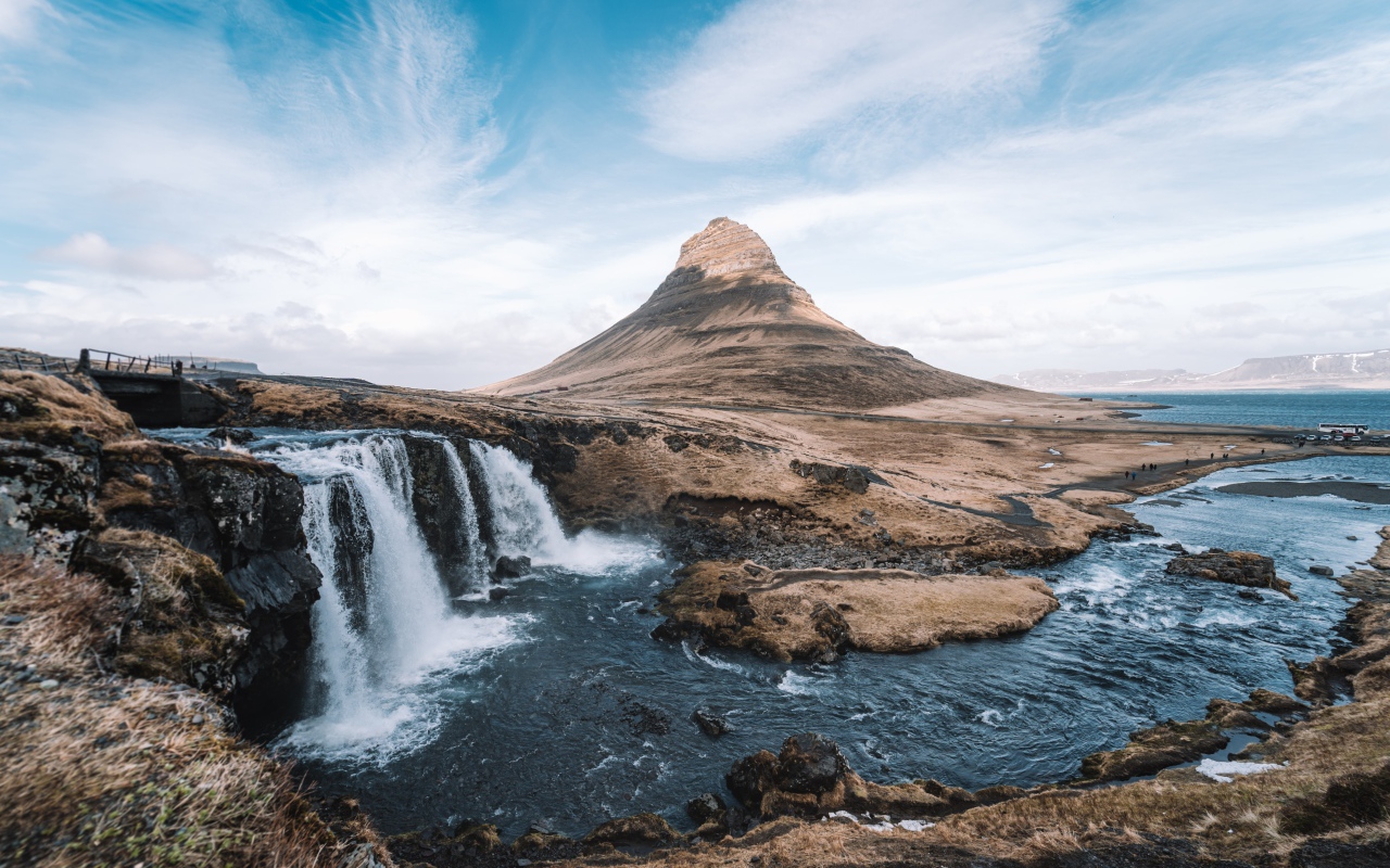 Водопад впадает в реку у тихого вулкана 