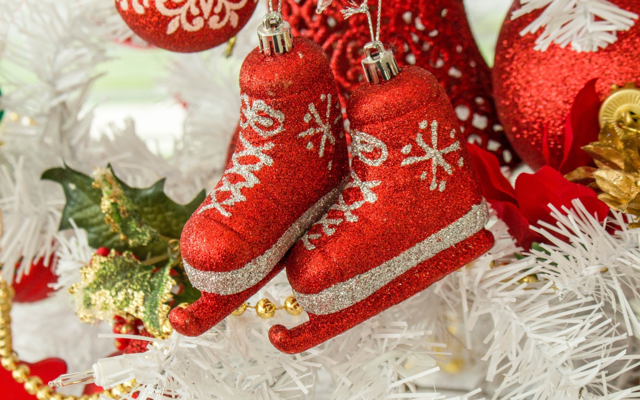 Красивые красные елочные игрушки 