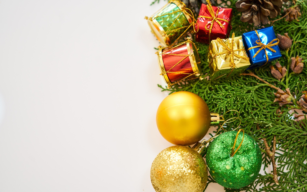 Елочные украшения с веткой на сером фоне 