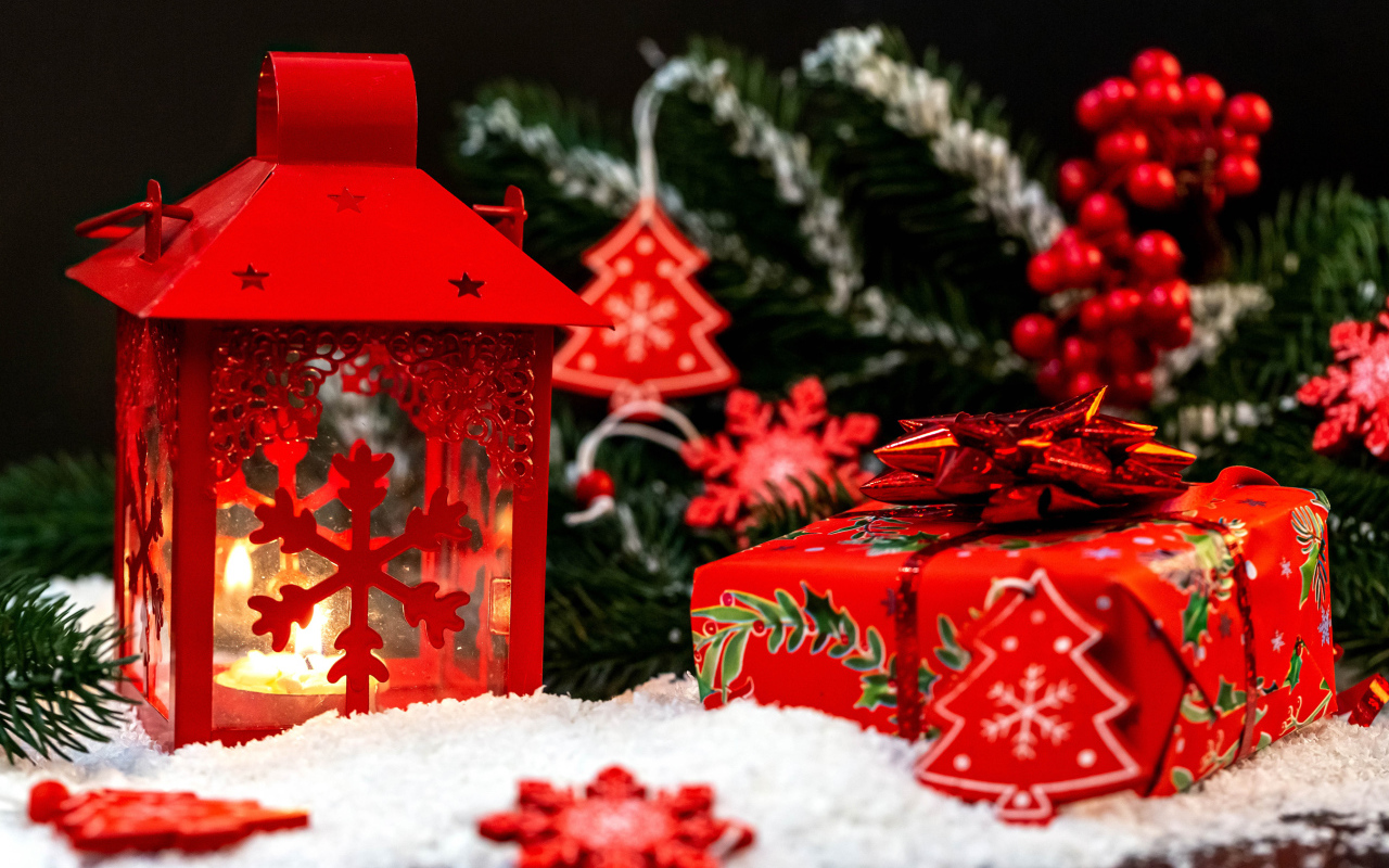 Красный фонарь с подарком у елочной ветки