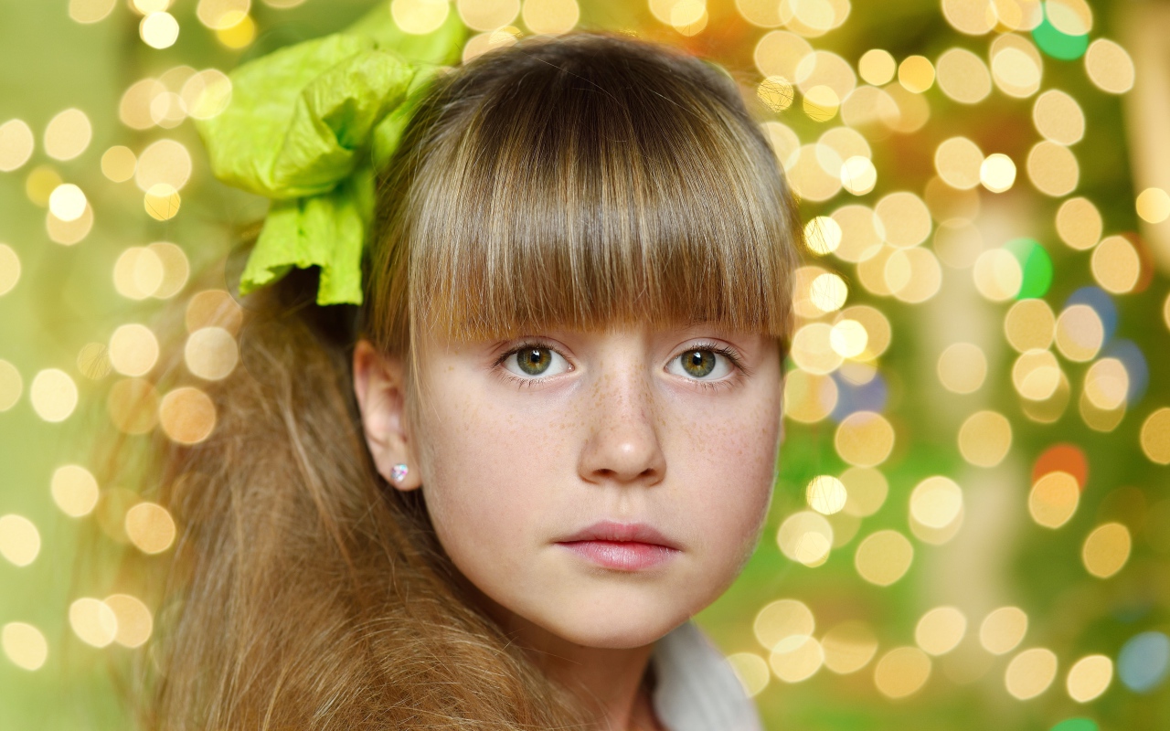 Красивая девочка с длинными волосами и длинной челкой