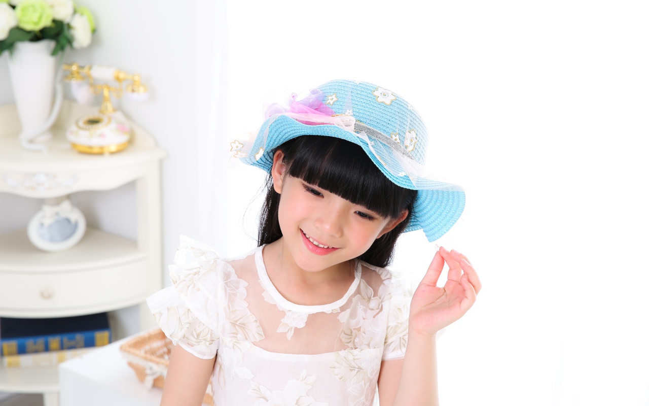 Маленькая девочка азиатка в белом платье 