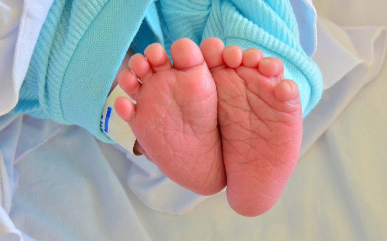 Ноги маленького ребенка крупным планом