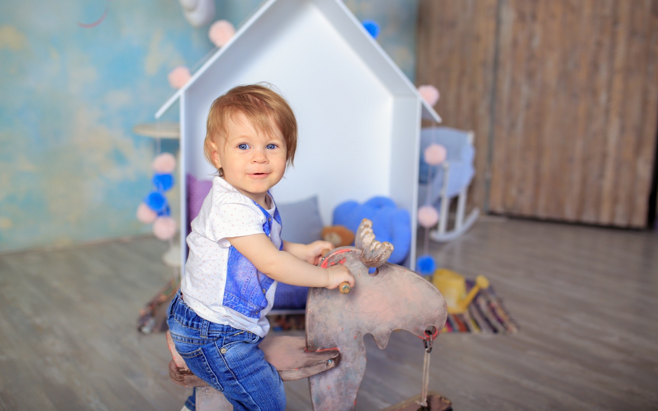 Маленький мальчик в игровой комнате