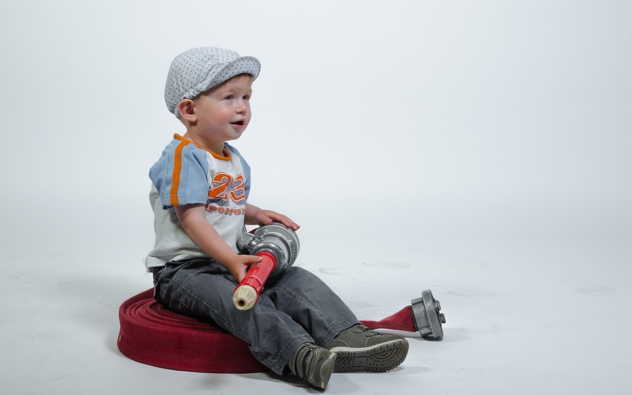 Маленький мальчик с пожарным гидрантом