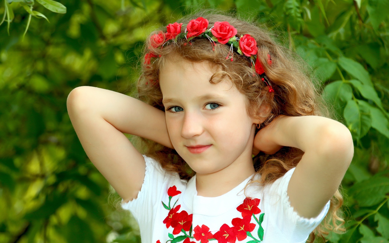 Маленькая  девочка с обручем с цветами на голове 
