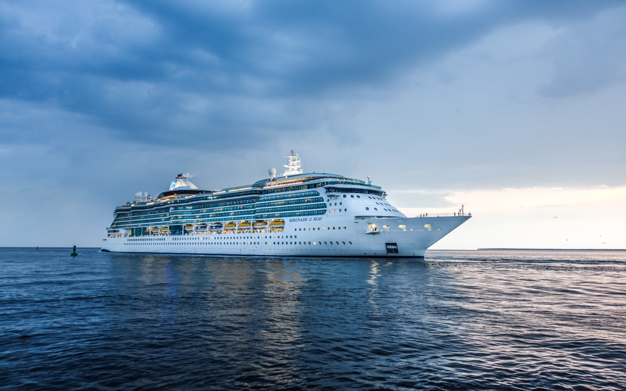 Большой круизный лайнер Serenade of the Seas в море 