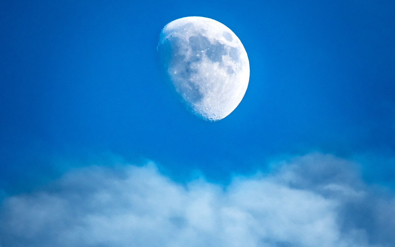 Половина большой белой луны в голубом небе