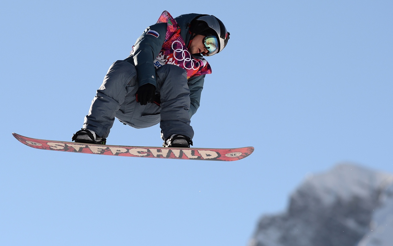 Мужчина сноубордист в прыжке 